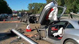 Illustration for article titled McLaren SLR Crashes, Destroys Surrounding Cars In Ferrari Street Race